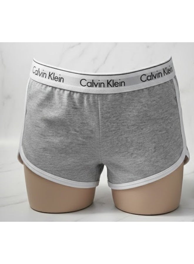 كالفن كلاين بيرفورمانس طقم هوت شورت رياضي حريمي قطعتين بخصر عالي – خامة ممتازة وراحة مثالية للرياضة والاستخدام اليومي - مقاس ميديم - Image 4